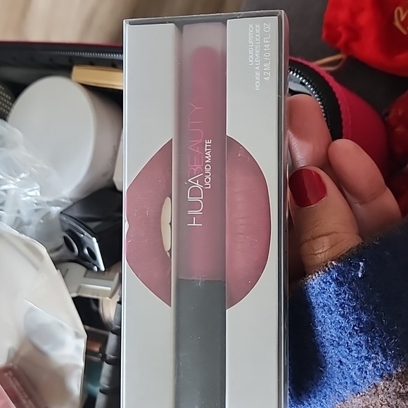 Huda Beauty Ultra-Comfort Transfer-Proof Liquid Matte | Trophy Wife | Brand New - Picture 1 of 3